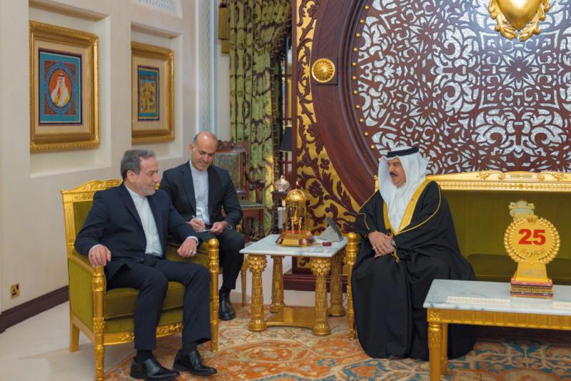 Bahreyn Kralı Hamad bin İsa el-Halife, İran Dışişleri Bakanı Abbas Arakçi'yi başkent Manama'da kabul etti, 21 Ekim 2024