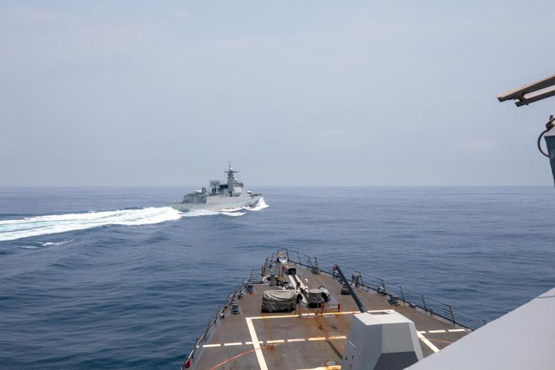 Çin savaş gemisi Luoyang 3, Tayvan Boğazı'nda ABD destroyeri USS Chung Hoon'a yakın seyrediyor, 3 Haziran 2023 / Fotoğraf: Reuters