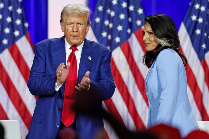 Trump, Wisconsin eyaletinin La Crosse şehrinde Ulusal İstihbarat Direktörü adayı eski Temsiller Meclisi üyesi Tulsi Gabbard ile birlikte yaptığı konuşmanın ardından salondan ayrılırken katılımcıları alkışlıyor, 29 Ağustos 2024 / Fotoğraf: AFP