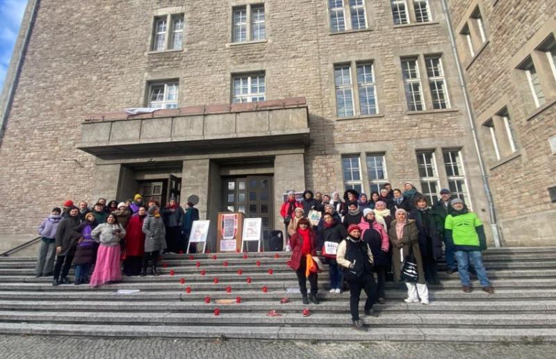 Şiddete karşı yürüyüş eylemi ( Neukölln Belediye Binası Önü)
