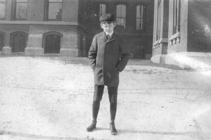 Eliot'ın 1898 ile 1905 yılları arasında gittiği okul olan St Louis'deki Smith Akademisi'nin bahçesinde
