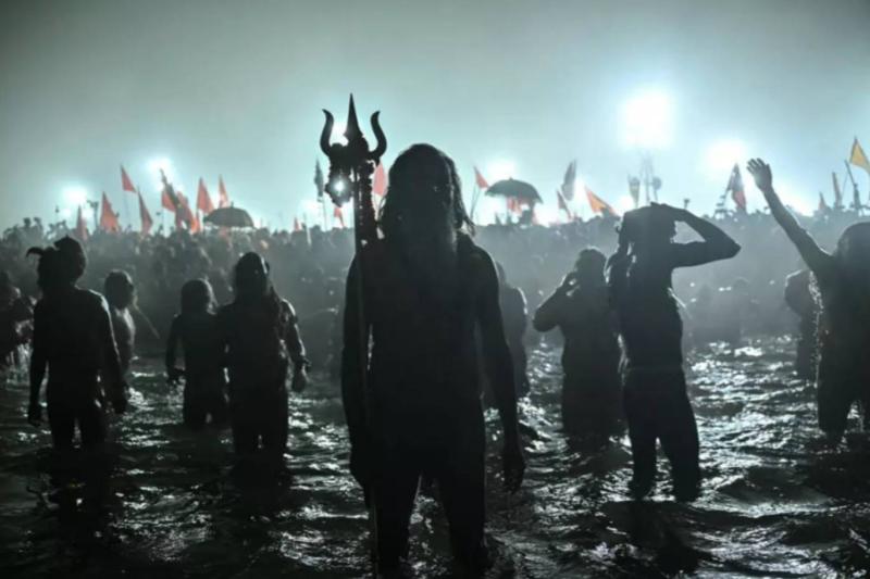 Sadhular veya Hindu din adamları Kumbh Mela festivalini kutlamak için toplu bir banyo ritüeline katılıyor / Fotoğraf: Idrees Mohammed/AFP