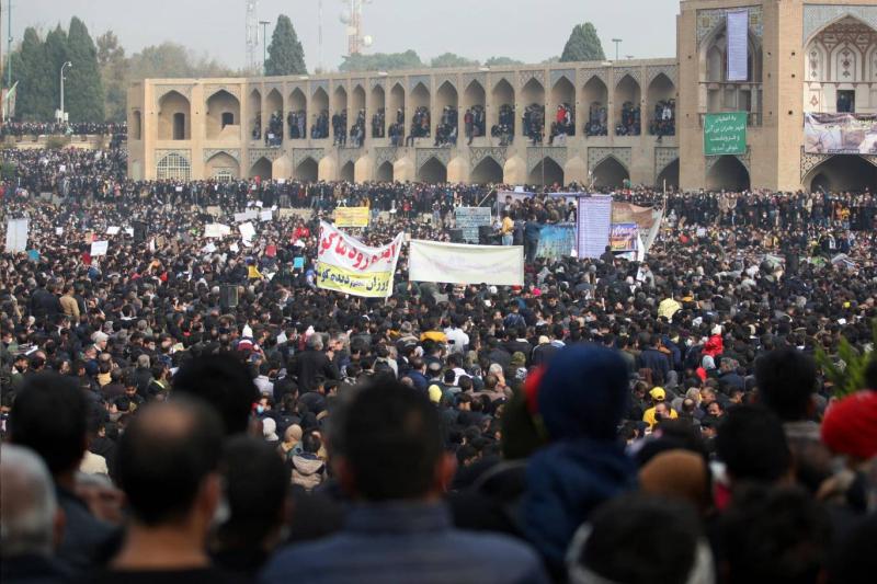 Fars Haber Ajansı'nın yayımladığı fotoğrafta, İran'ın İsfahan kentindeki Zayenderoud Nehri'nin kurumuş yatağında su kıtlığına karşı protesto düzenleyen çiftçiler görülüyor