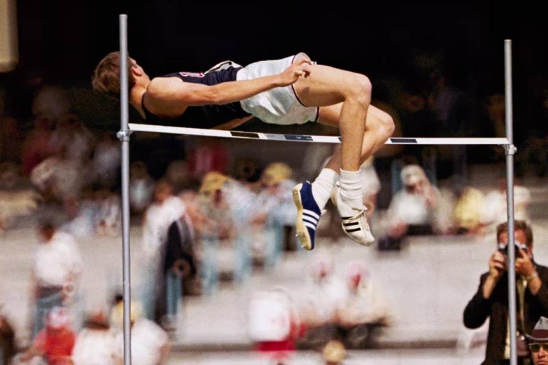 Dick Fosbury, 1968 Mexico City Olimpiyatları'nda yüksek atlama yarışmasında “Fosbury flop”unu kullanarak barı aşıyor. Fosbury, olimpiyatlarda ABD adına altın madalya kazandı / Fotoğraf: AP