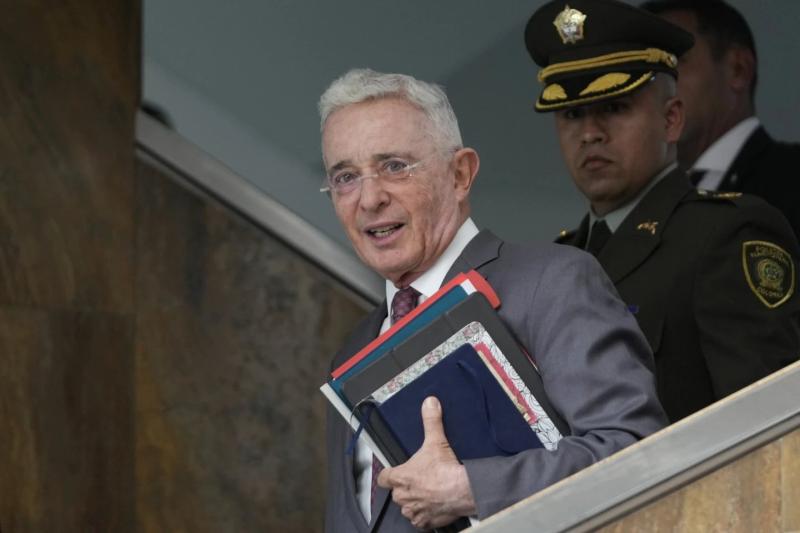 Uribe - AP