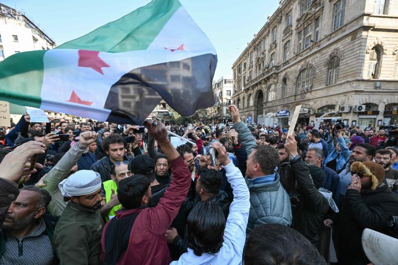 Suriyeli aktivistler ve sivil toplum temsilcileri, 9 Mart 2025'te Şam'daki Merce Meydanı'nda "sivil ve güvenlik güçlerinden kurbanların yasını tutmak" üzere toplandı / Fotoğraf: Reuters