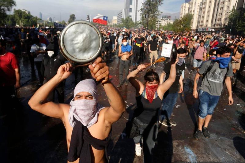 Şili'nin Santiago kentinde protestocular sokaklarda yürüyor / Fotoğraf: Reuters