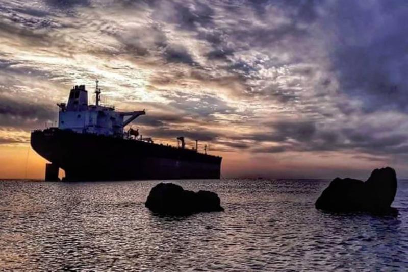 Tanker Trackers'a göre Şam'ın bandırasını açıklamadığı çok sayıda petrol sevkiyatı gemisi Suriye'ye ulaştı / Fotoğraf: Independent Arabia