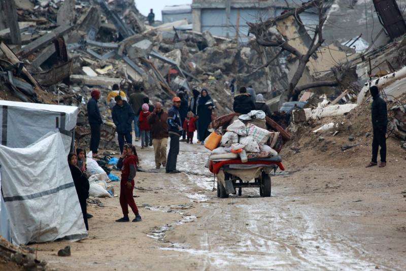 Eşyalarıyla birlikte Gazze Şeridi'nin kuzeyindeki Beyt Lahiye'den kaçan Filistinliler / Fotoğraf: AFP