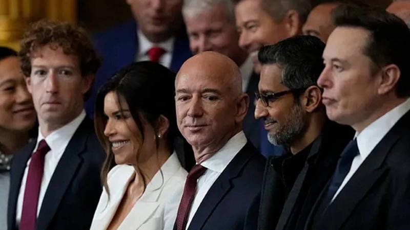 Mark Zuckerberg, Lauren Sanchez, Jeff Bezos, Sundar Pichai ve Elon Musk gibi konuklar, 20 Ocak 2025'te Washington D.C.'deki ABD Kongre Binası Rotunda'da Donald J. Trump'ın göreve başlama törenine katıldı. Trump, ABD'nin 47. Başkanı olarak ikinci dönemine 