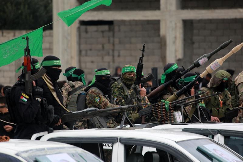 İsrael Katz, Hamas liderleri ile İran arasında İsrail'i yok edecek ve haritadan silecek bir askeri saldırı başlatma konusunda anlaşmaya varıldığını gösteren belgeleri kamuoyuna sundu / Fotoğraf: AFP
