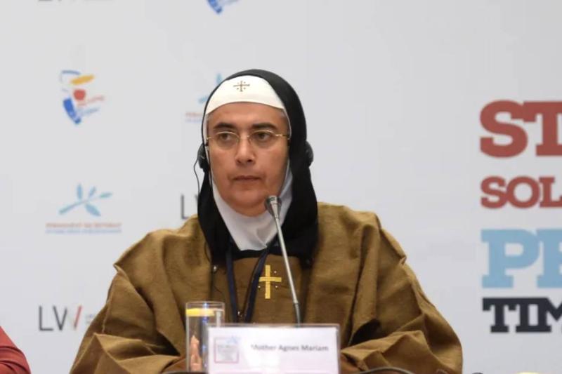 Rahibe Agnes, Avrupa'daki bir konferansta konuşuyor, 2013