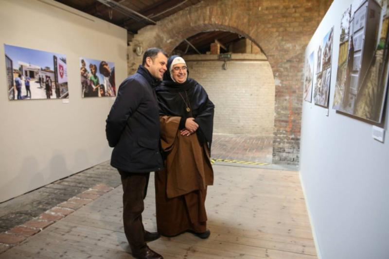 Rahibe Agnes, bir Avrupa ülkesinde
