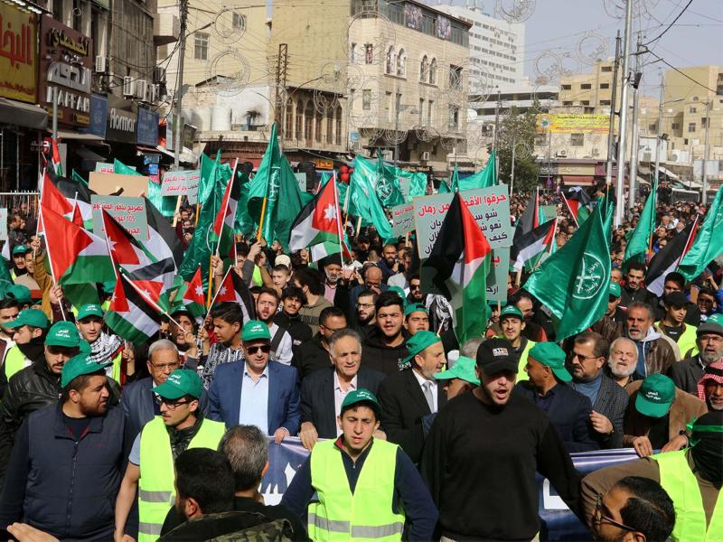 Ürdün'ün başkenti Amman'da Gazze'ye destek için toplanan göstericiler Ürdün ve Filistin bayraklarının yanı sıra Müslüman Kardeşler flaması taşırken 27 Ocak 2023 / Fotoğraf: AFP