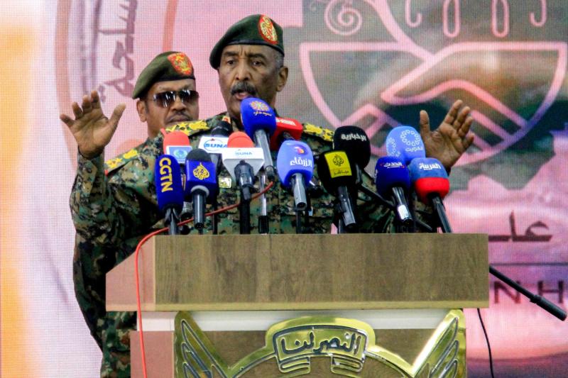 Sudan Egemenlik Konseyi Başkanı ve Ordu Komutanı Abdulfettah el-Burhan Port Sudan'daki savaş kurbanlarının ailelerine destek için bir girişim başlattı, 26 Nisan 2025 / Fotoğraf: AFP