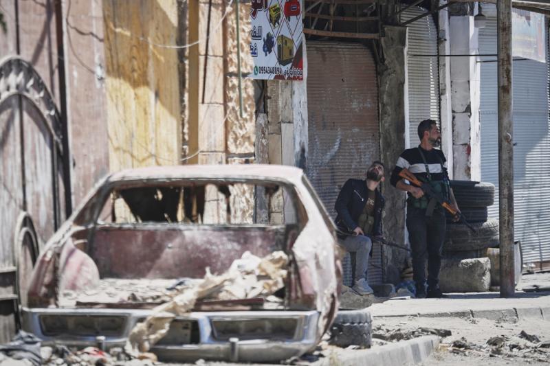 Dürzilerden silahlı kişiler, Şam'ın dış mahallelerindeki bir kontrol noktasının yakınlarında nöbet tutuyor, 29 Nisan 2025 / Fotoğraf: AP
