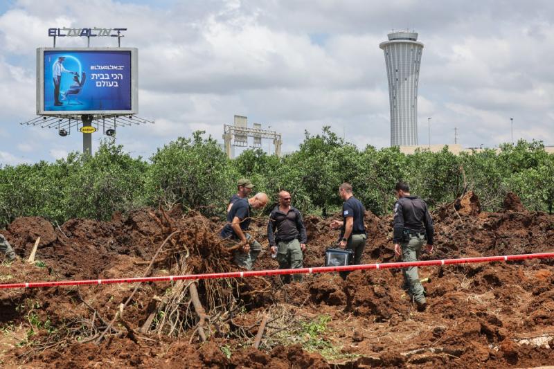 İsrail acil servisleri, füzenin düşmesinin ardından Ben Gurion Havalimanı dışındaki bir yolu boşalttı / Fotoğraf: AFP