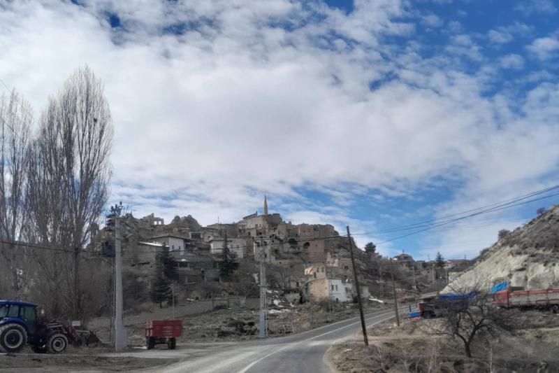 Ürgüp ilçesine bağlı Cemil Köyü. Kavak ağaçların en hüzünlüsüdür. Bozkırın süsüdür dertli kavak