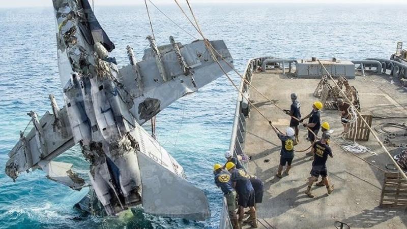USS H. Truman, F-18 Kızıldeniz’den çıkarılırken