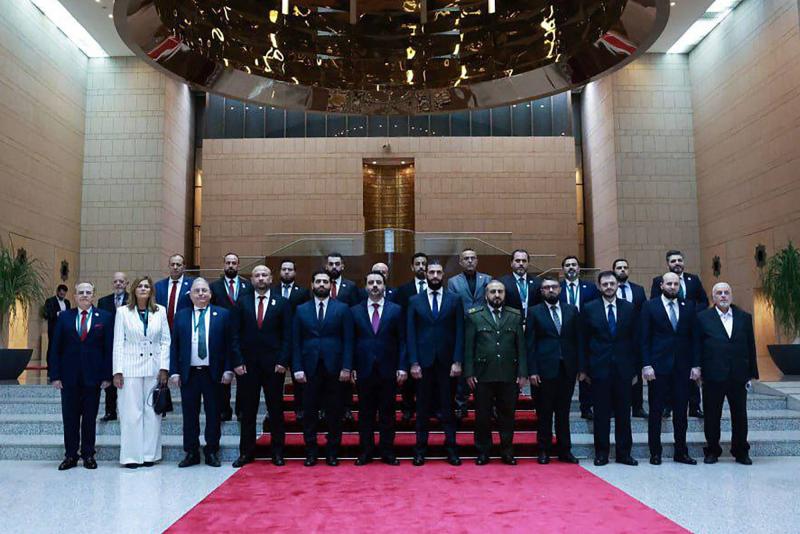 Yeni Suriye hükümetinin ilan edilmesinin ardından, ortada Cumhurbaşkanı Ahmed eş-Şera'nın yer aldığı bir hatıra fotoğrafı / Fotoğraf: SANA