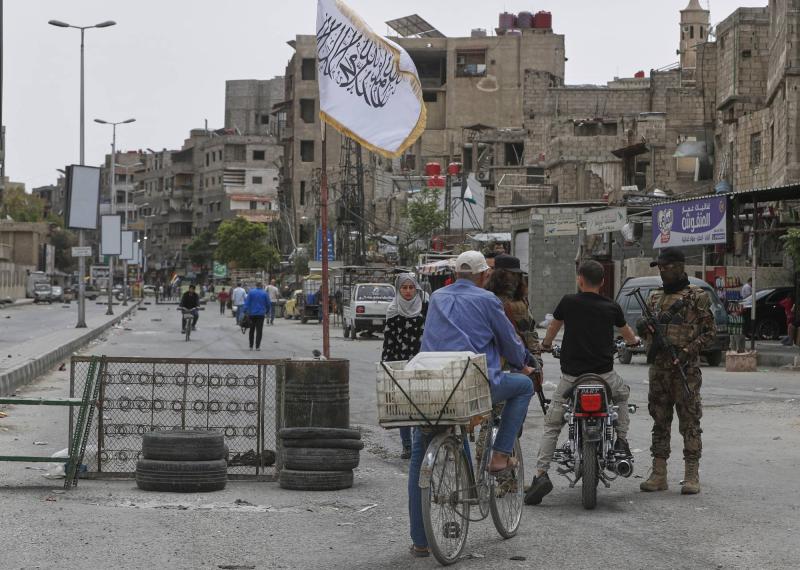 Şam'ın güneyindeki Ceramana'nın girişlerinden birinde bulunan kontrol noktasındaki güvenlik görevlileri / Fotoğraf: AP
