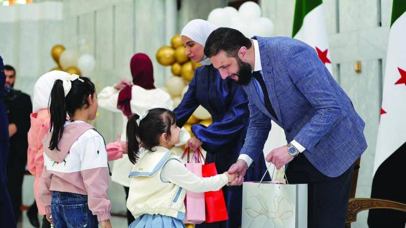 Suriye Cumhurbaşkanı Ahmed eş-Şera ve eşi Latife ed-Durubi, Şam'daki Halk Sarayı'nda Suriyeli çocukları kabul etti / Fotoğraf: AFP