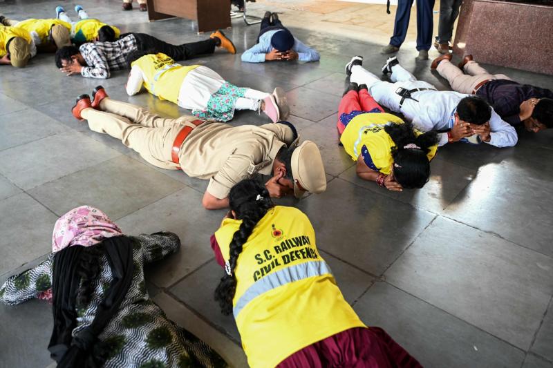 Polis ve sivil savunma personelleri, Haydarabad'daki bir tren istasyonunda acil durum tatbikatı yaparken sınırda tansiyon yükseliyor, 7 Mayıs 2025 / Fotoğraf: AFP