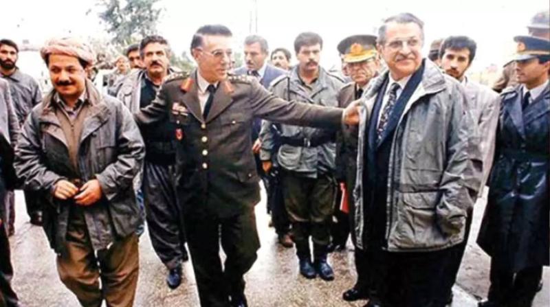 Celal Talabani ve Mesud Barzani, Türkiyeli komutanlarla birlikte. TRT Kurdi TV, Talabani belgeseli yapıp Mayıs 2015'te yayımladı Celal Talabani ve Mesud Barzani, Türkiyeli komutanlarla birlikte. TRT Kurdi TV, Talabani belgeseli yapıp Mayıs 2015'te yayımladı