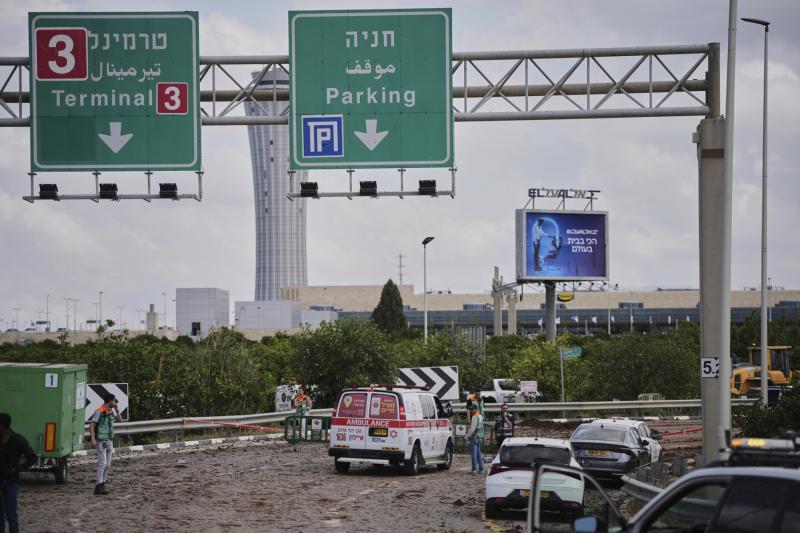 İsrail güçleri, Ben Gurion Havaalanı yakınlarındaki Husi füze saldırısının yerini denetliyor / Fotoğraf: Ohad Zwigenberg-AP