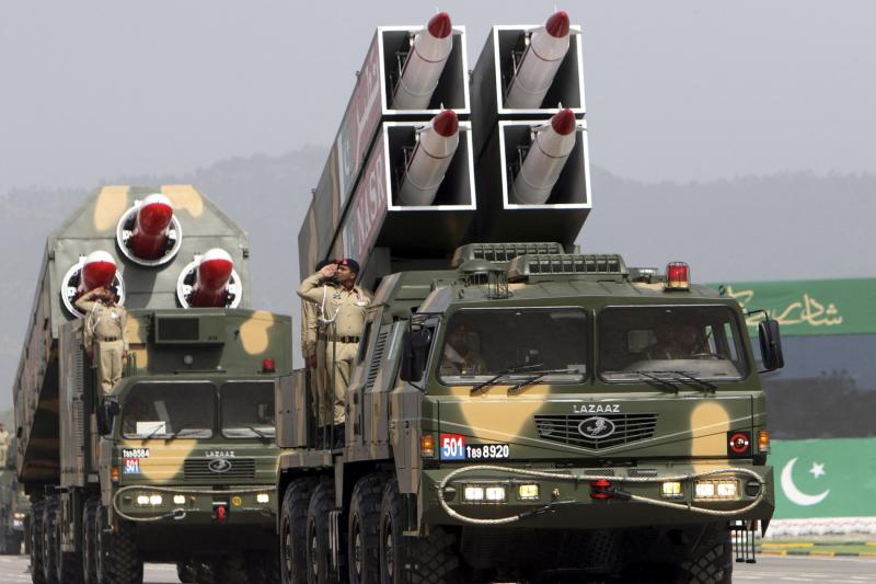 İslamabad'da düzenlenen Pakistan Milli Günü geçit töreni sırasında Nasr (sağda) ve Babur (solda) füzelerini taşıyan askeri araçların üstünden selam veren Pakistan askerleri, 23 Mart 2022 / Fotoğraf: AFP
