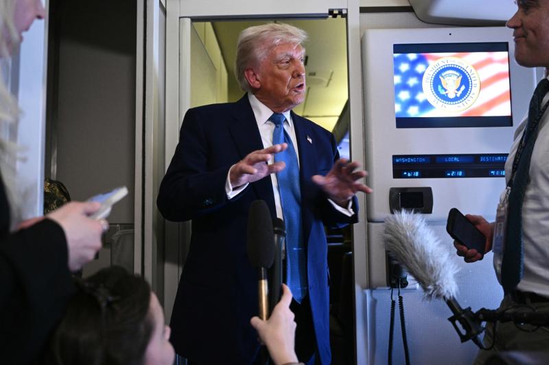Trump, Ortadoğu turunun sonunda Abu Dabi'den ayrıldıktan sonra Air Force One uçağında gazetecilere açıklamalarda bulunurken, 16 Mayıs 2025 / Fotoğraf: AFP