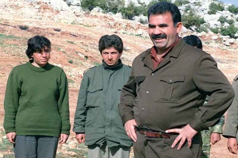 PKK lideri Abdullah Öcalan, 1992 tarihli bir dosya fotoğrafında Lübnan'ın Helva beldesinde bir eğitim kampında PKK üyeleriyle birlikte görülüyor (/ Fotoğraf: AFP