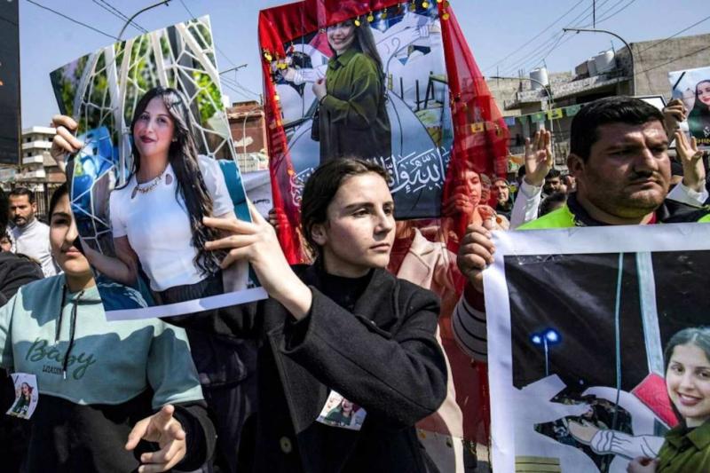 Kamişlo'da Arap Alevi katliamlarını protesto edenler (NBC News)