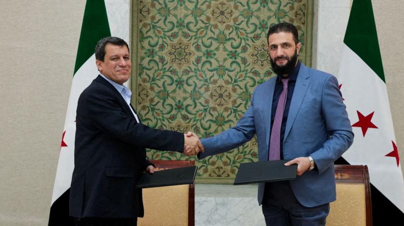 Ahmed eş-Şara ve Mazlum Abdi, SDG'yi devlet kurumlarına entegre etme anlaşmasının imzalanması sırasında, Şam, 10 Mart 2025 / Fotoğraf: AFP