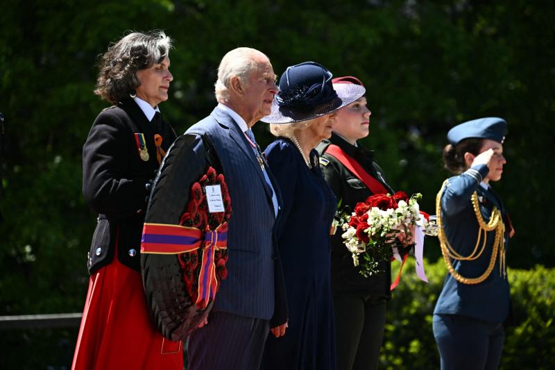 Kral Charles ve Kraliçe Camilla Kanada'nın Ottawa kentindeki Ulusal Savaş Anıtı'nda bulunan Meçhul Asker Mezarı'na çelenk bıraktı, 27 Mayıs 2025 / Fotoğraf: AFP