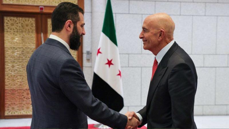 Suriye Cumhurbaşkanı Ahmed eş-Şara, Şam’daki Cumhurbaşkanlığı Sarayı’nda ABD’nin Suriye temsilcisi Thomas Barrack’ı resmi törenle karşıladı