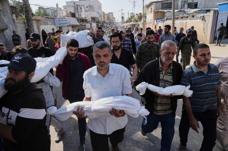 Filistinliler, 21 Mayıs’ta Gazze’nin Deir el-Balah bölgesinde düzenlenen İsrail hava saldırısında hayatını kaybeden yakınlarının cenazelerini taşıyor / Fotoğraf: Abdel Kareem Hana-AP