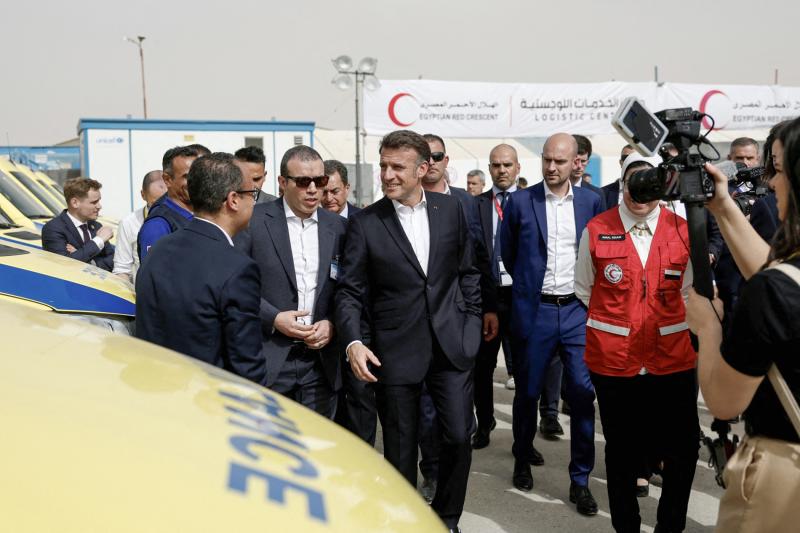 Fransa Cumhurbaşkanı Emmanuel Macron (ortada) ve Fransa’nın Avrupa İşlerinden Sorumlu Dışişleri Bakanı Jean-Noël Barrot (sağdan üçüncü), 8 Nisan'da Mısır'ın sınır şehri el-Ariş'te Gazze'ye gönderilecek yardımların depolandığı Mısır Kızılayı depolarını ziy