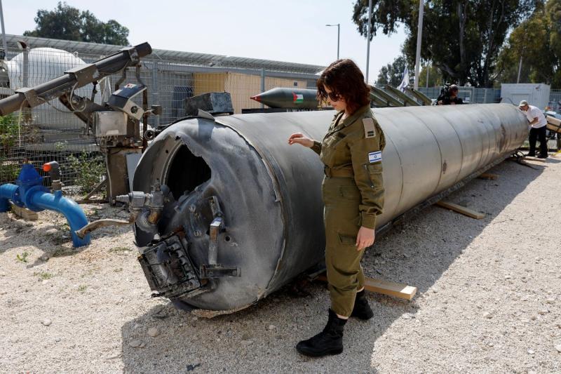 Bir kadın İsrail askeri, 2024'te aralarındaki tansiyon yüksek iken İran tarafından fırlatılan bir balistik füzeyi inceliyor / Fotoğraf: Reuters