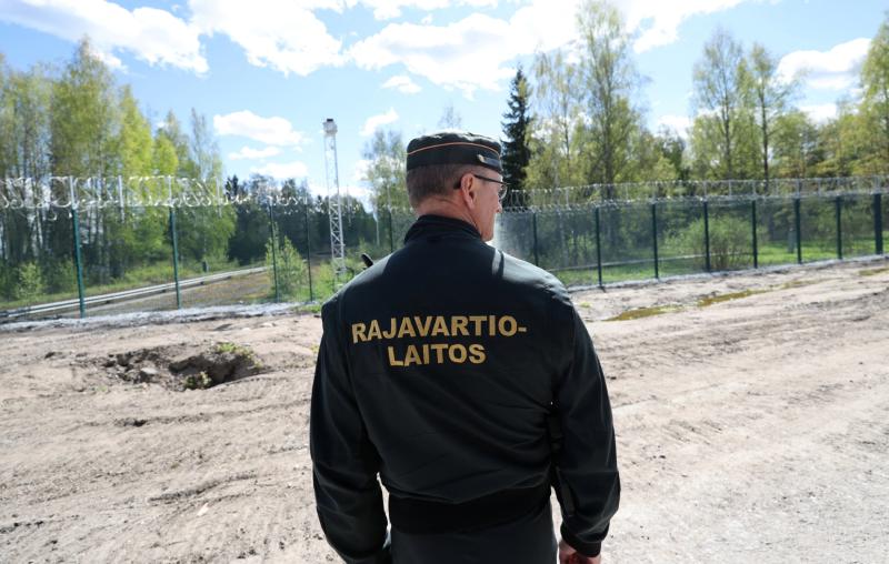 Finlandiya-Rusya sınırındaki yeni çitin yanında duran Finlandiyalı bir sınır muhafızı, 21 Mayıs 2025 / Fotoğraf: Reuters