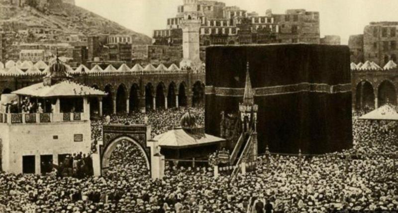 Leydi Evelyn Cobbold’un hac ibadetini yerine getirdiği sırada çekilen fotoğrafta, kabeye ait genel bir görünüm
