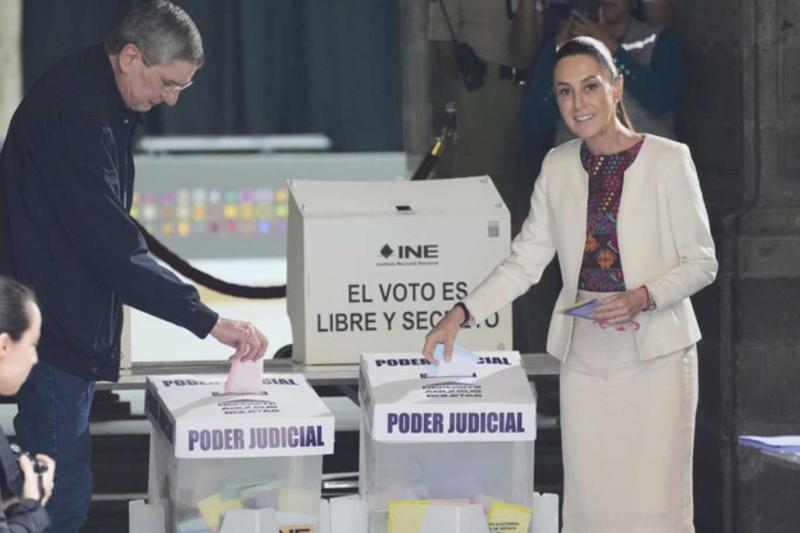 Cumhurbaşkanı Claudia Sheinbaum ve eşi Jesus Maria Tarriba, 1 Haziran 2025'te Mexico City'de ülkenin ilk yargı seçimleri sırasında oylarını kullandılar / Fotoğraf: Marco Ugarte-AP