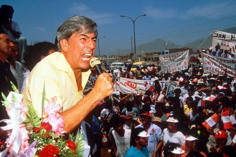 Mario Vargas Llosa, 1990 yılında Peru'nun Lima kentinde seçim kampanyası sırasında görülüyor / Fotoğraf: Sipa Press/Rex Features