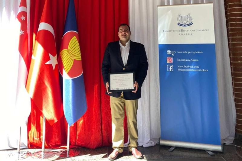 TOBB ETÜ Uluslararası Girişimcilik bölümü öğretim üyesi Dr. Ali Oğuz Diriöz’e 1 Ekim 2022 tarihinde Singapur Büyükelçiliği tarafından düzenlenen etkinlikte, Türkiye-Singapur dostluğunun tanıtılmasına yaptığı katkılardan dolayı "Singapur Dostluk Ödülü" ver