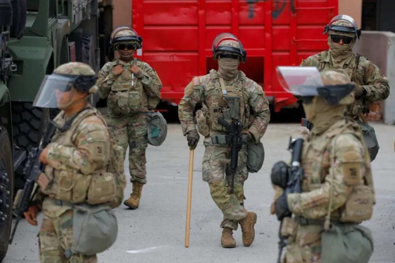 Ulusal Muhafız mensupları, Pazar günü göreve başlamalarının ardından Los Angeles'taki Edward R. Roybal federal binasının dışında duruyor / Fotoğraf: Mike Blake/Reuters