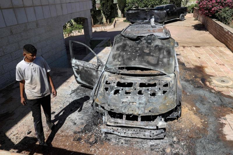 İşgal altındaki Batı Şeria’nın Deyr Dibvan beldesine İsrailli yerleşimciler tarafından düzenlenen saldırıdan bir gün sonra yanmış bir araç, 5 Haziran 2025 / Fotoğraf: AFP
