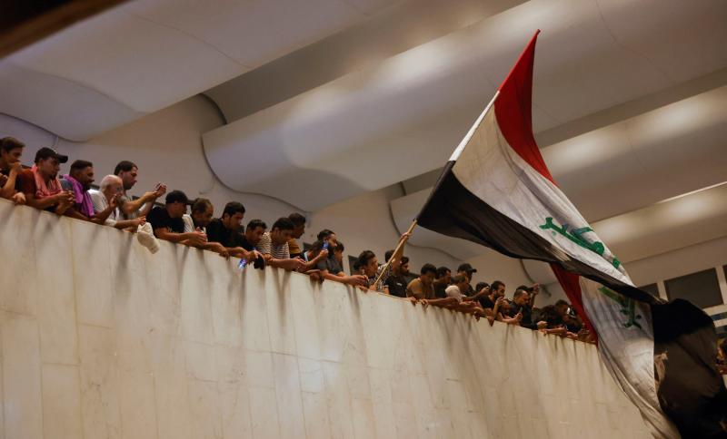 Irak'ın başkenti Bağdat'ta yaşanan siyasi kriz sırasında meclis binasında oturma eylemi yapan Sadr destekçileri, 31 Temmuz 2022 / Fotoğraf: Reuters