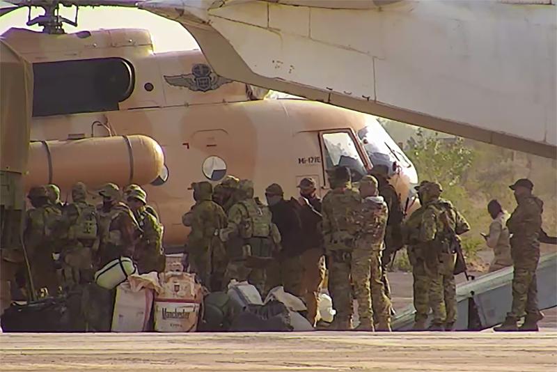 Fransız ordusu tarafından dağıtılan, ancak tarih verilmeyen fotoğrafta, Mali'nin kuzeyinde bir helikoptere binen Rus paralı askerler görülüyor / Fotoğraf: AP
