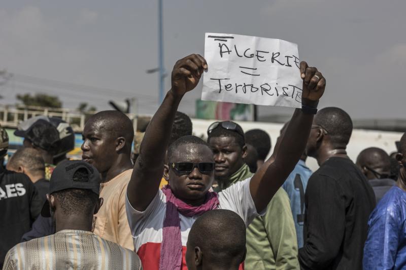 Bamako'daki Cezayir Büyükelçiliği önünde düzenlenen protesto gösterisinde ‘Cezayir = Terör’ yazılı bir pankart taşıyan bir protestocu, 8 Nisan 2025 / Fotoğraf: AFP