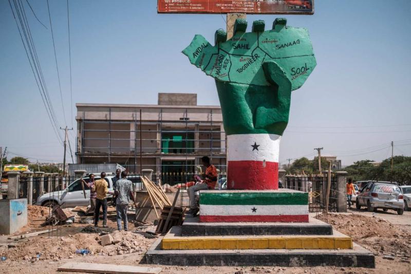 Somaliland'ın Hargeisa kentinde, ülkenin haritasını tutan bir elin tasvir edildiği Bağımsızlık Anıtı